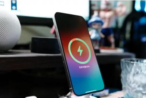 中平镇苹果15换屏服务分享用什么充电器给iPhone15充电更好 